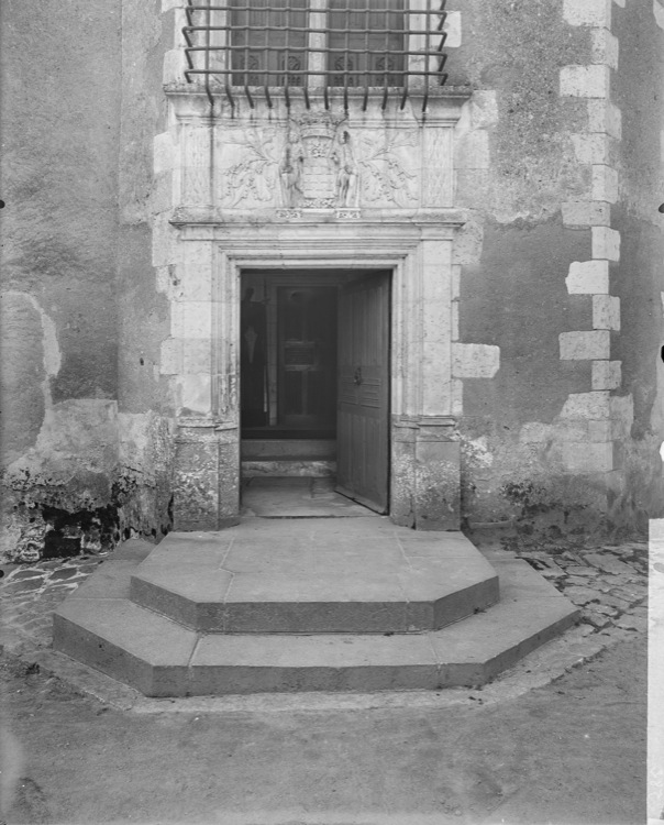 Aile gauche : porte de la tour d'escalier