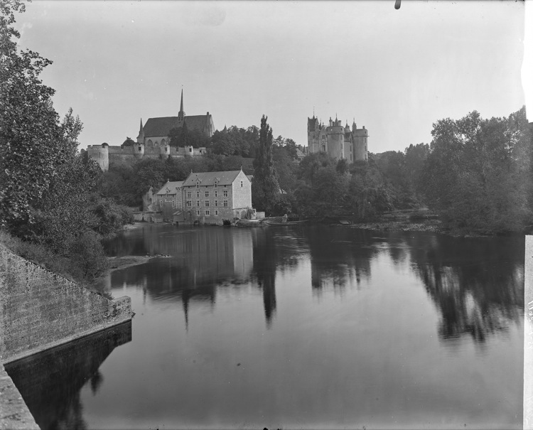 Les parties hautes du château et de l'église, vus du Thouet