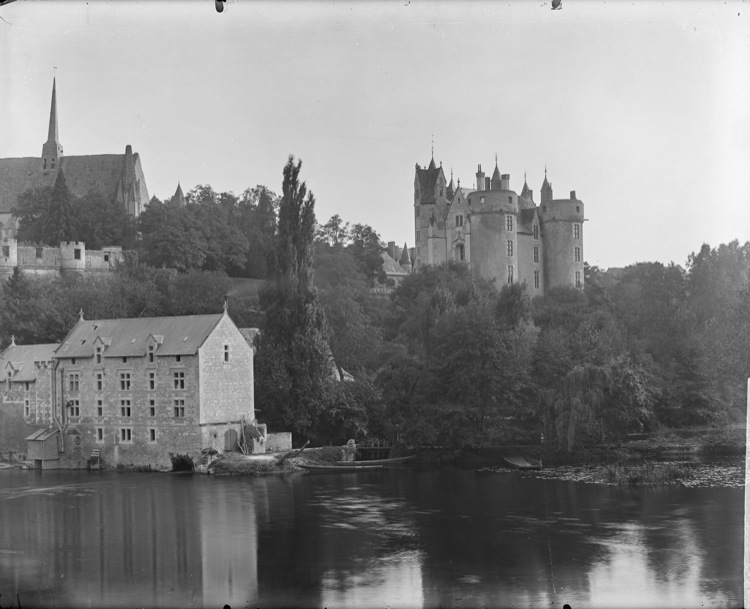 Les parties hautes du château et de l'église, vus du Thouet