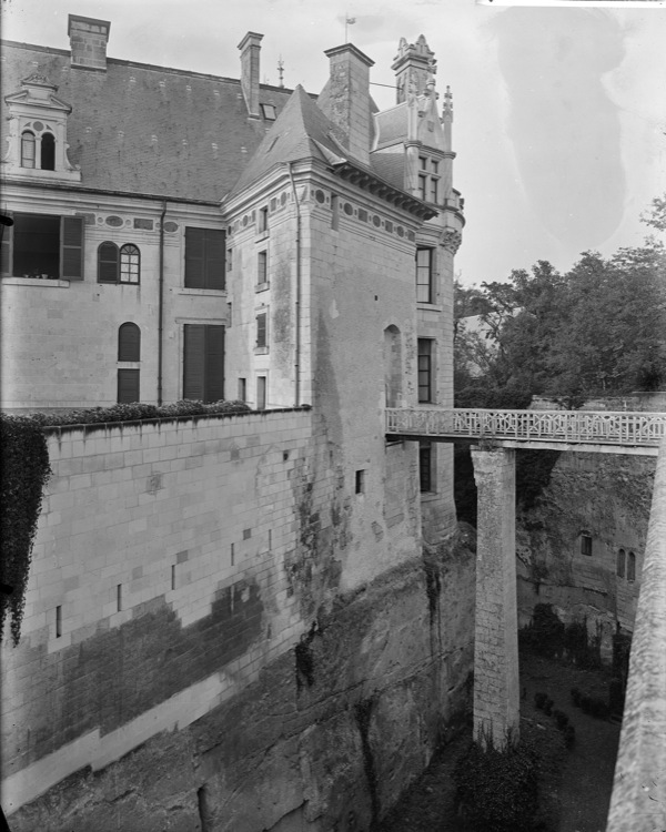 Façade sud : pont enjambant les douves