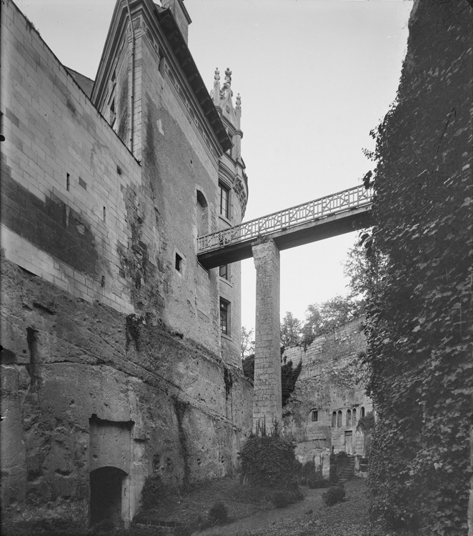 Façade sud et pont enjambant les douves pris en contre-plongée du fond des douves