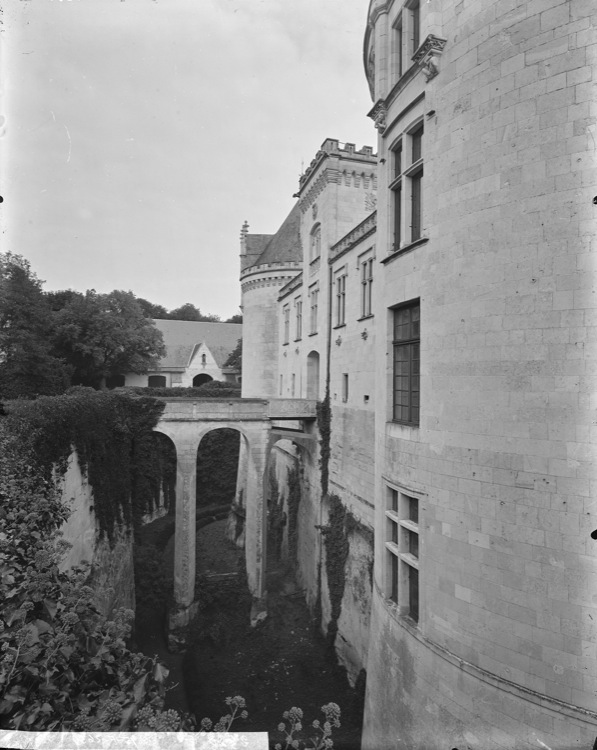 Façade principale, vue diagonale : pont enjambant les douves vers l'entrée