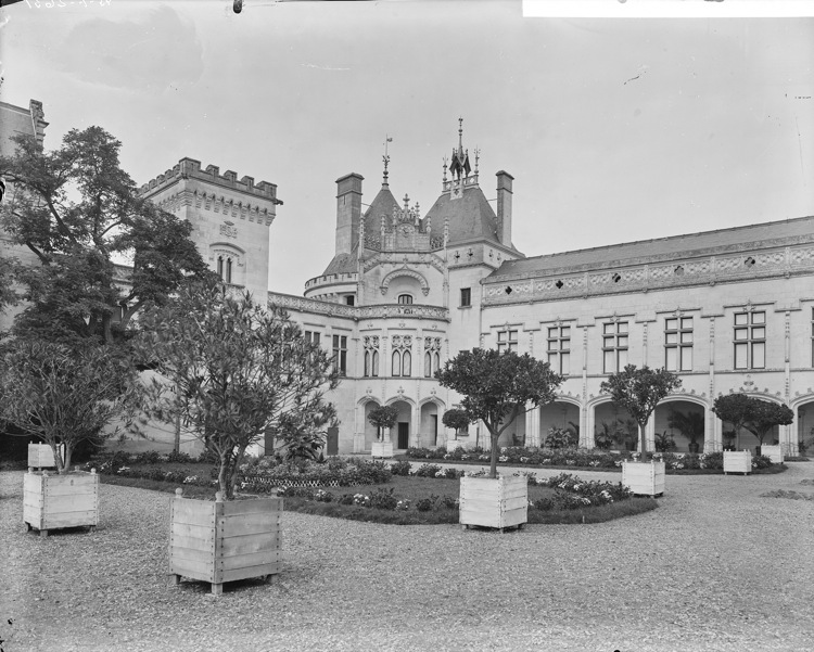 Cour d'honneur : galerie à arcades