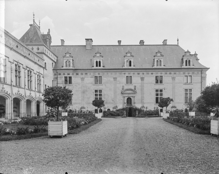 Cour d'honneur : façade nord du bâtiment perpendiculaire à la galerie à arcades