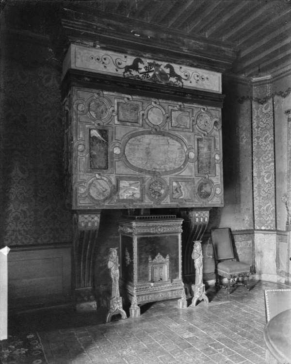 Chambre rouge : grande cheminée Henri II à décor géométrique composé de plaques de marbre