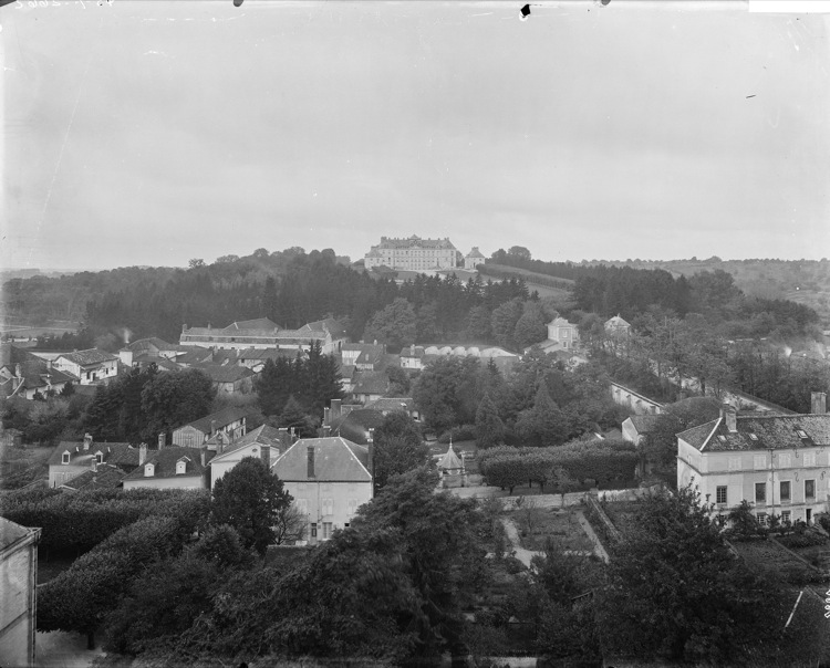 Vue à distance prise de l'église