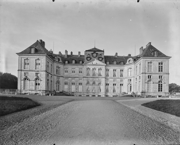 Façade principale et cour d'honneur, vue axiale