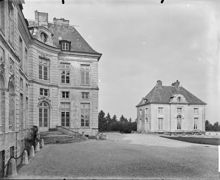 Façade principale sur la cour d'honneur, partie droite : perron et entrée, et pavillon