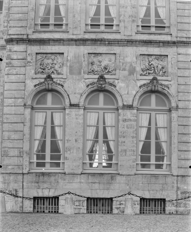 Façade principale : pavillon central, bas-reliefs de Clodion au-dessus des baies