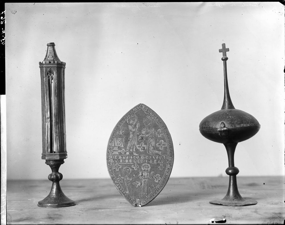 Reliquaire-monstrance pédiculé en forme de tourelle, argent et cuivre doré ; Reliquaire-monstrance dit phylactère de sainte Claire et sainte Valérie, cuivre doré ; Ciboire en cuivre