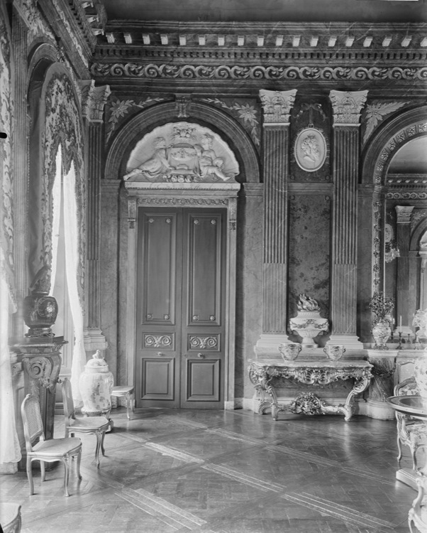 Grand salon, angle : porte ornementée, pilastres cannelés