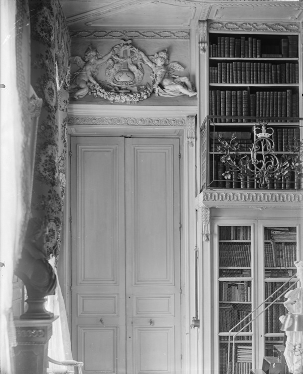 Bibliothèque, dessus-de-porte : deux Amours ailés autour d'un vase en forme de lyre