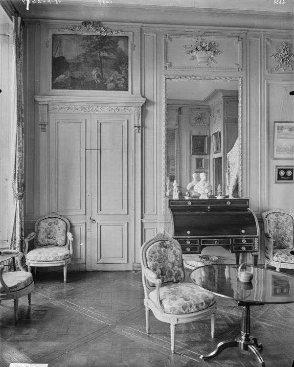 Chambre à coucher Louis XVI : bureau à cylindre