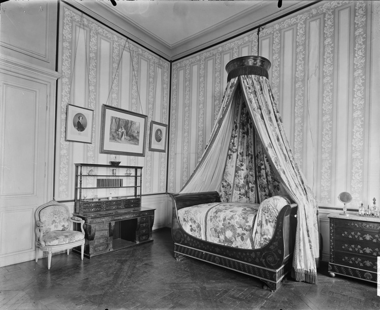 Chambre à coucher Directoire : lit à couronne