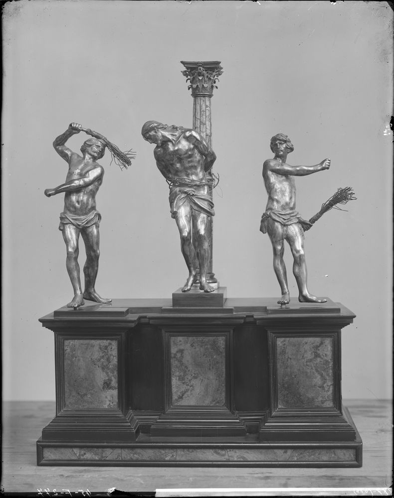 Groupe de 3 statuettes d'argent reposant sur un socle d'ébène incrusté de lapis-lazuli : La Flagellation