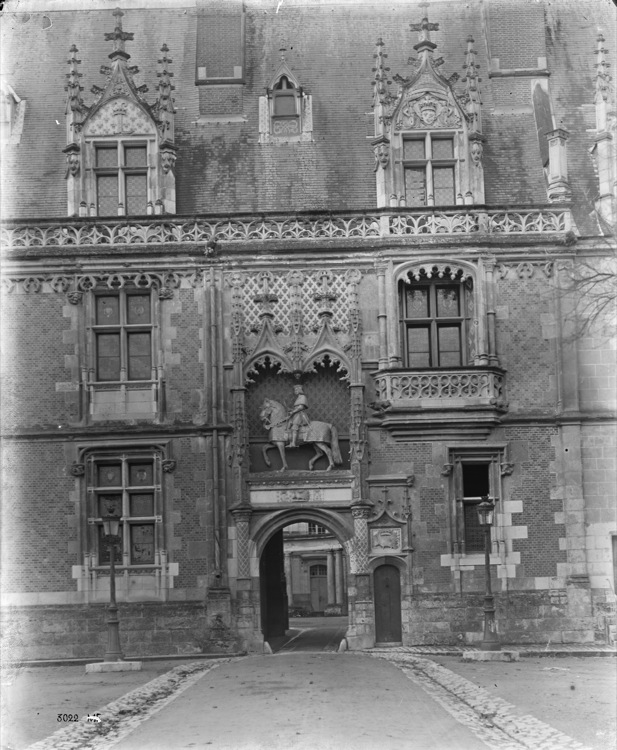 Aile Louis XII, façade est : porte d'entrée surmontée d'une niche ornée de la statue équestre de Louis XII