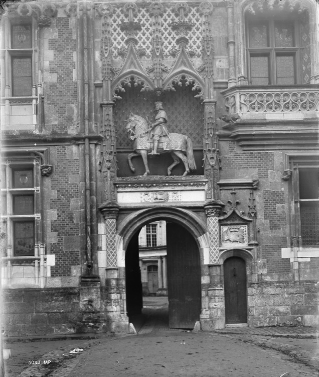 Aile Louis XII, façade est : porte d'entrée surmontée d'une niche ornée de la statue équestre de Louis XII