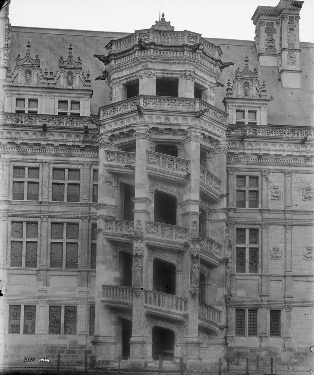 Aile François 1er, façade sur cour : escalier d'apparat à cage polygonale