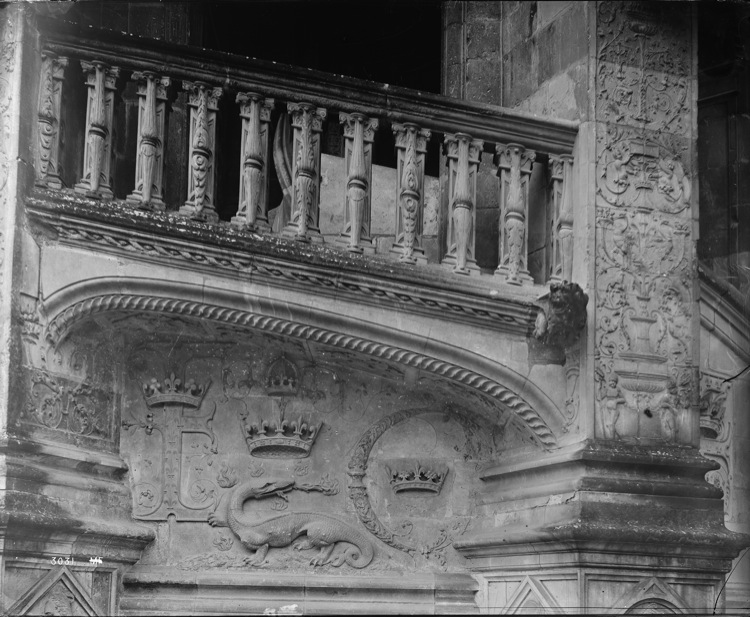 Aile François 1er, escalier d'apparat à cage polygonale, partie inférieure : détail d'un balcon et emblème royal de la salamandre couronnée