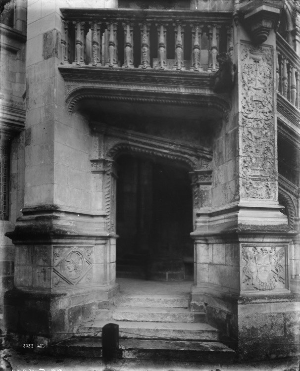 Aile François 1er, escalier d'apparat à cage polygonale, rez-de-chaussée : porte de gauche