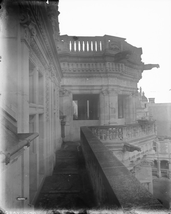 Aile François 1er, escalier d'apparat à cage polygonale : coursive et étage faîtier de la cage d'escalier