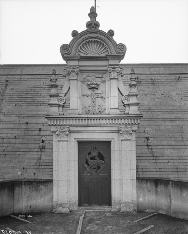 Aile François 1er, escalier d'apparat à cage polygonale : porte ornée d'un F couronné, sur l'étage faîtier de la cage d'escalier