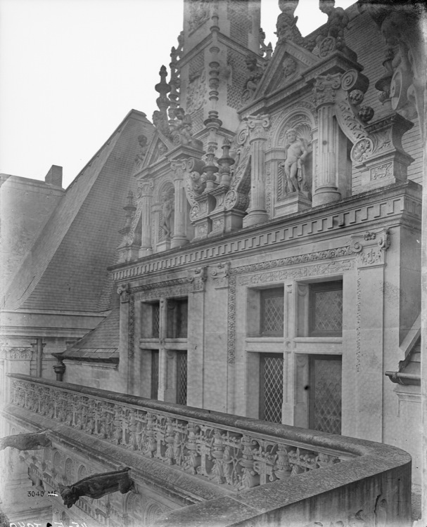 Aile François 1er, façade sur cour : lucarnes à gauche de l'escalier, donnant sur la coursive