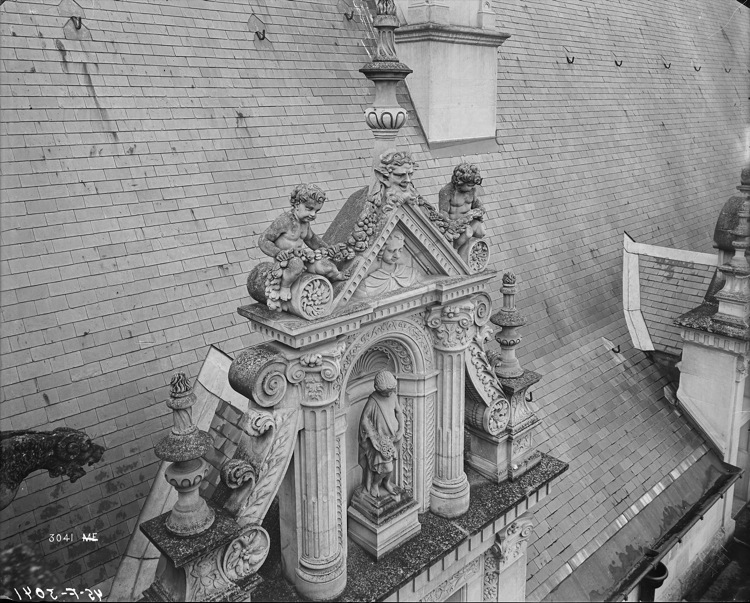 Aile François 1er, façade sur cour : lucarne à droite de l'escalier, surmontée d'une niche sculptée, vue plongeante