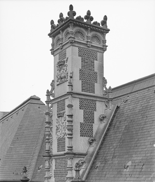 Aile François 1er, façade sur cour : souche de cheminée sculptée, à gauche de l'escalier