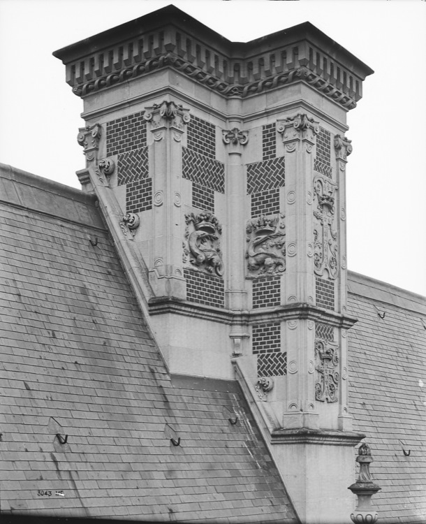 Aile François 1er, façade sur cour : groupe de deux souches de cheminée sculptées, à droite de l'escalier