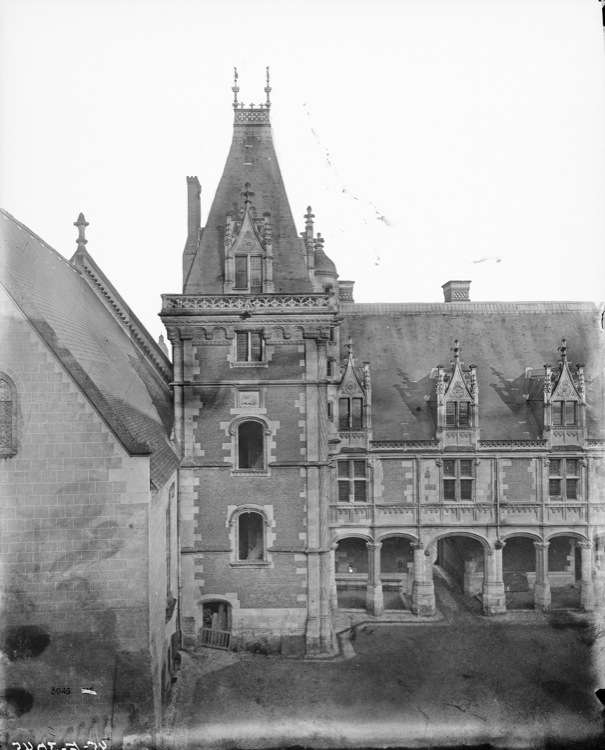 Aile Louis XII : façade sur cour, tour de l'escalier principal