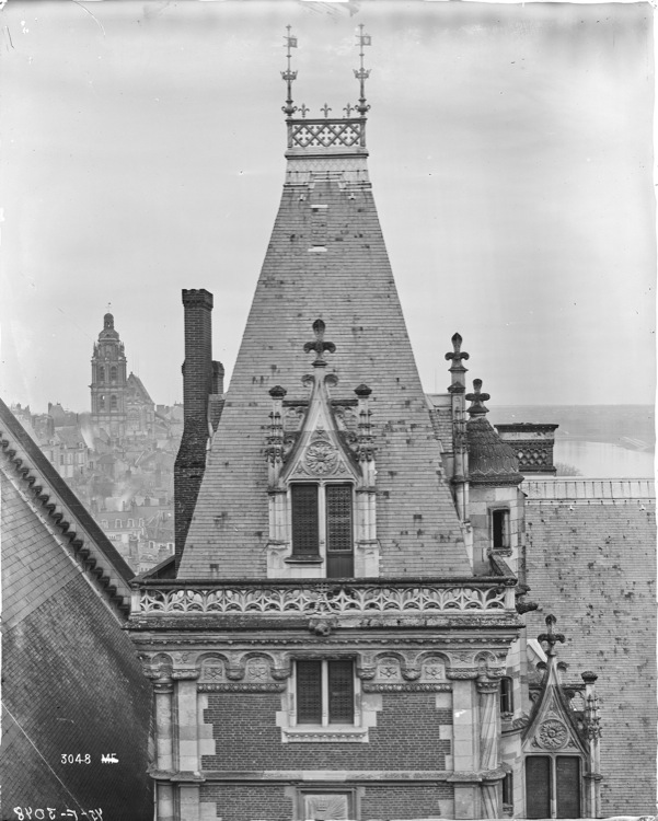 Aile Louis XII, façade sur cour : lucarne et partie supérieure de la tour de l'escalier principal