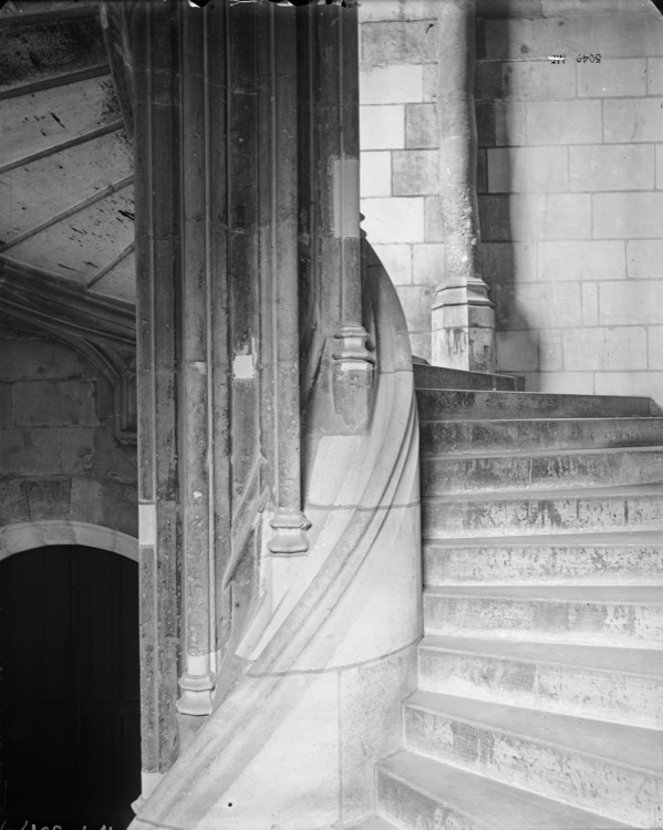 Aile Louis XII, escalier principal, intérieur : noyau bordé de colonnettes