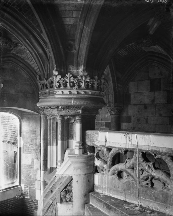 Aile Louis XII, escalier principal, intérieur : colonne centrale et retombées de la voûte sommitale