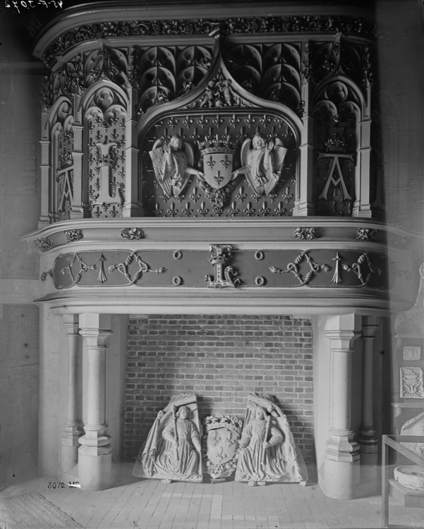 Aile Louis XII, salle des gardes d'Anne de Bretagne : cheminée aux cordelières, ornée de deux anges tenant l'écu du royaume de France