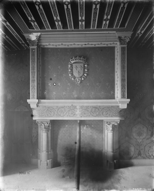 Intérieur : cheminée ornée de l’écu de France