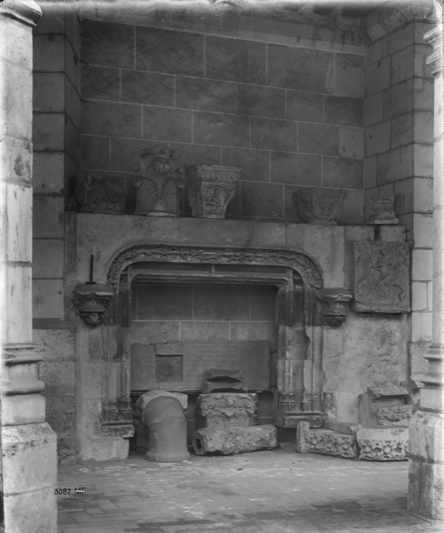 Dépôt lapidaire : chapiteaux, éléments sculptés, partie supérieure d'une fenêtre provenant d'une ancienne maison de Blois