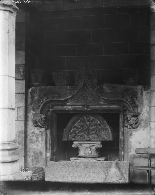 Dépôt lapidaire : chapiteaux, éléments sculptés, partie supérieure d'une fenêtre provenant d'une ancienne maison de Blois