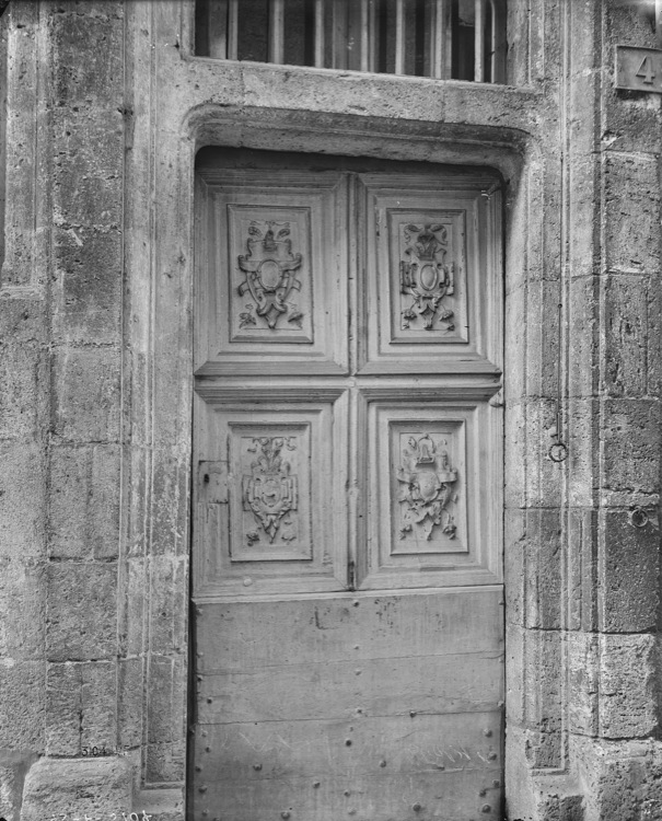 Porte ornée de quatre panneaux sculptés de cartouches