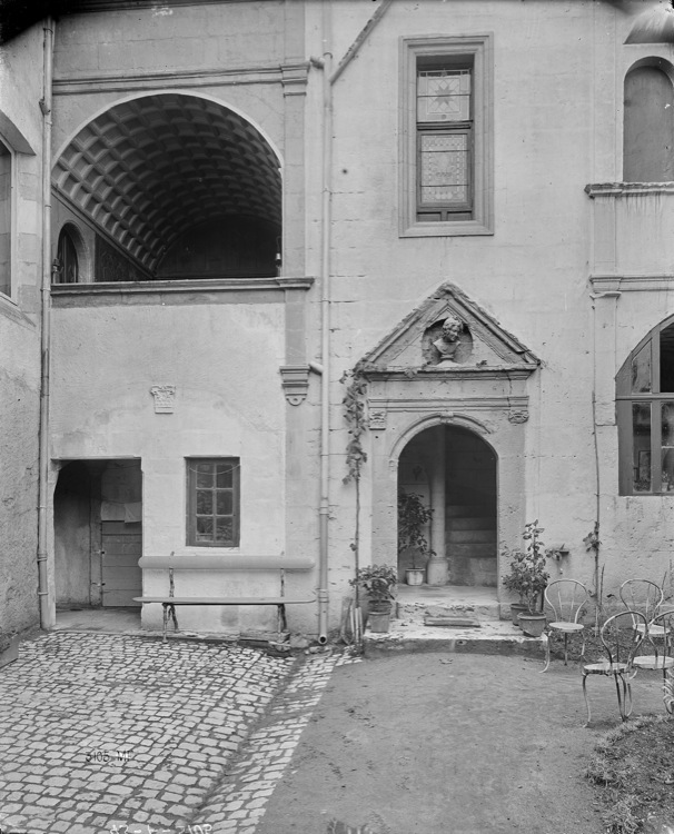 Porte de l'escalier et loggia à caissons