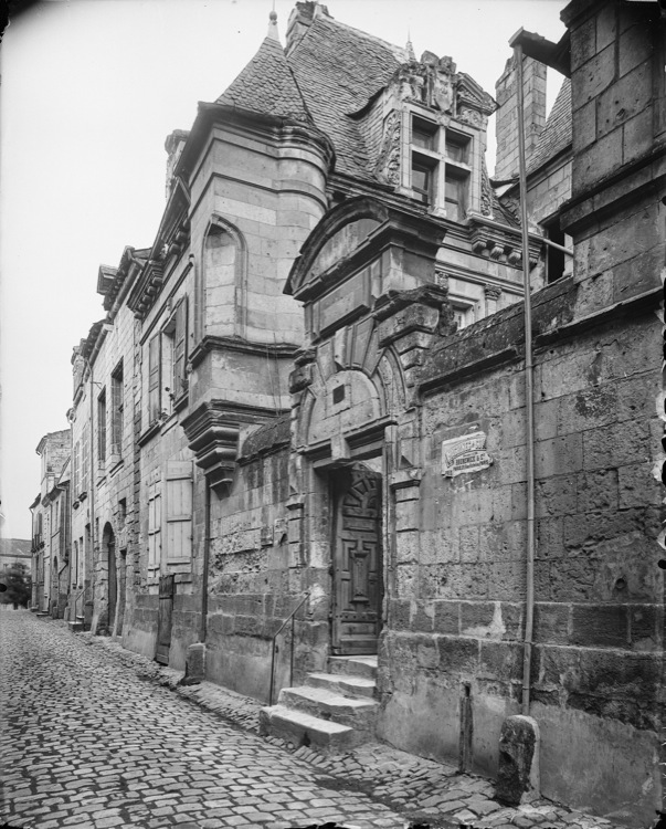 Portail d'entrée sur la cour, vue diagonale