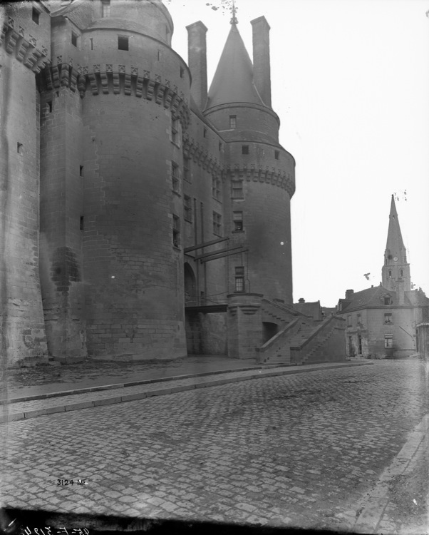 Châtelet d'entrée et pont-levis