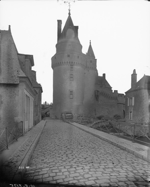 Tour d'angle côté rue