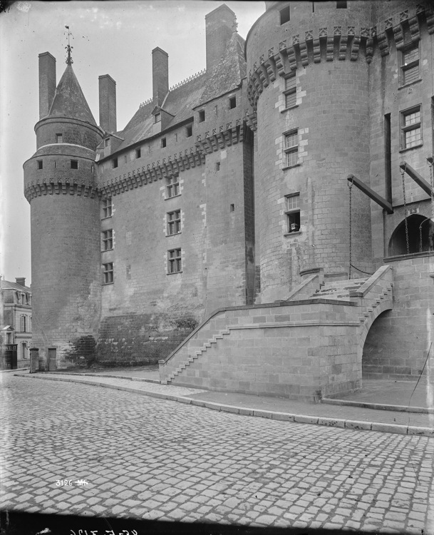 Aile gauche de la façade principale, tour gauche du châtelet d’entrée et pont-levis