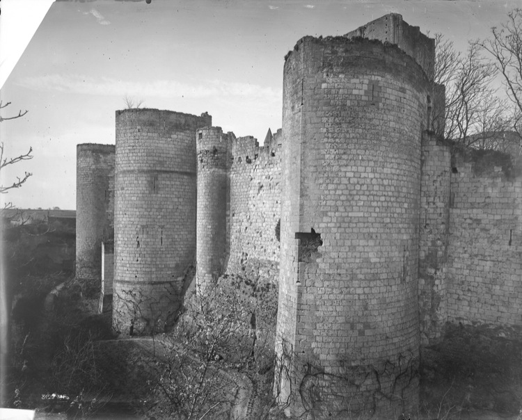 Tours de l'enceinte sud et douves