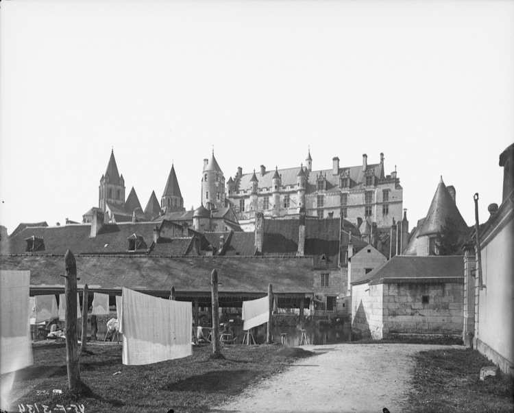 Toitures et clochers de la collégiale, et ensemble est du logis royal