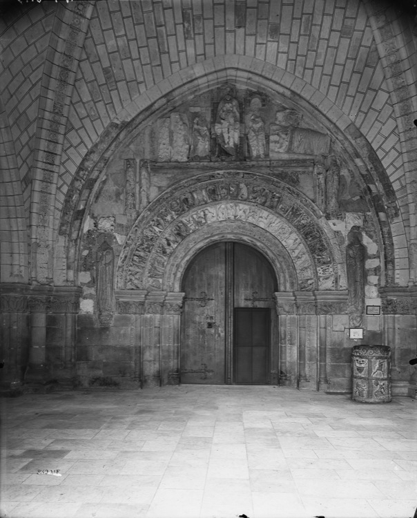 Façade ouest, intérieur du porche : portail