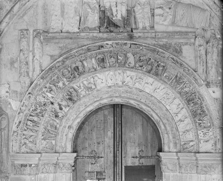 Façade ouest, intérieur du porche : détail des voussures du portail