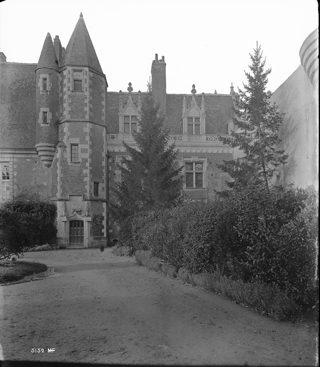 Logis seigneurial : façade sur cour et tourelle d’escalier