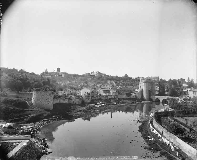 Vue panoramique des fortifications sur les rives du Thouet